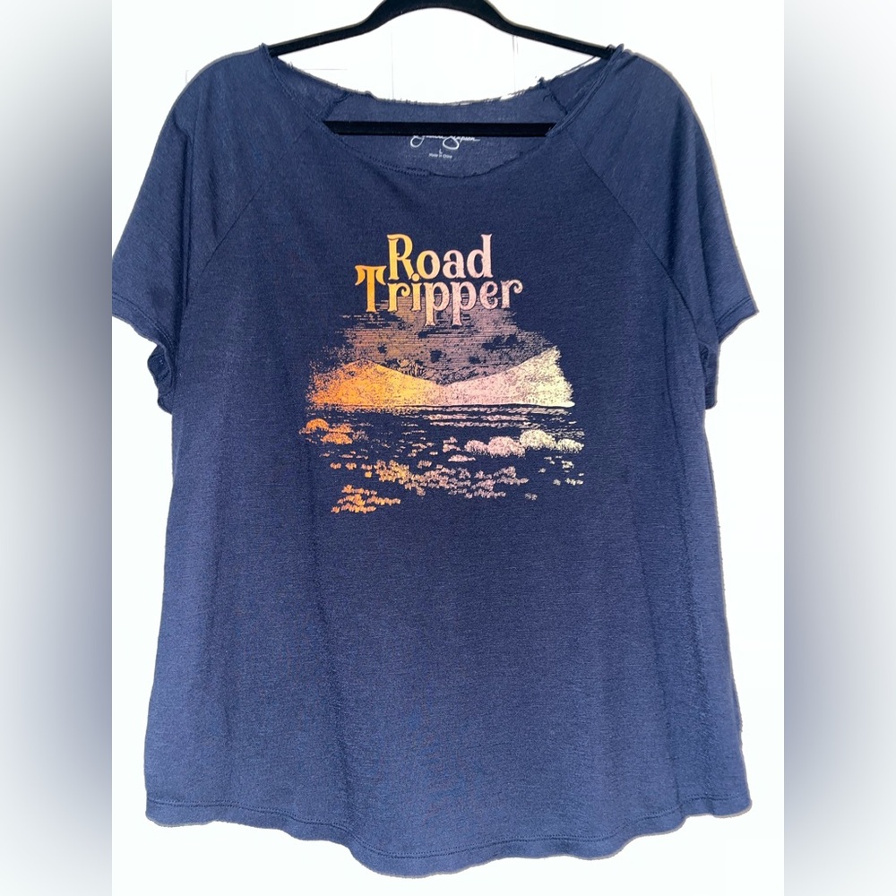 🧡Jessica Simpson “Road Tripper” Graphic Tee w/jagged neckline/Size Large